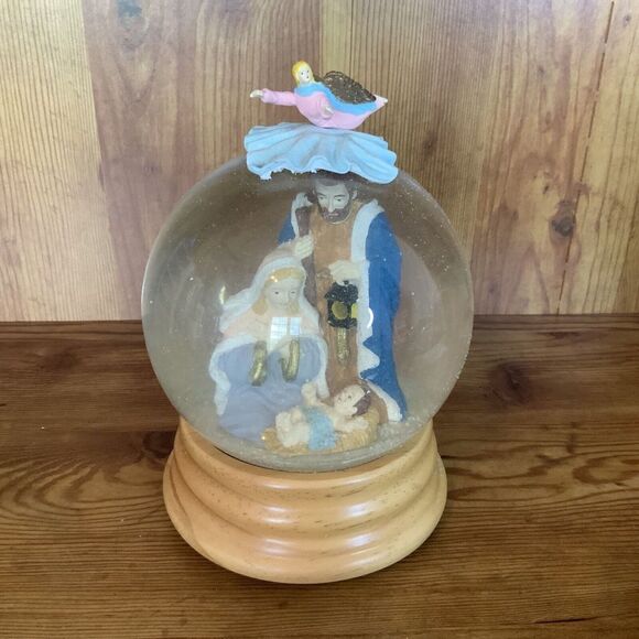 Vintage Nativity Musical Snow Globe, Lighted Musical Nativity Snow Globe - Picture 1 of 8